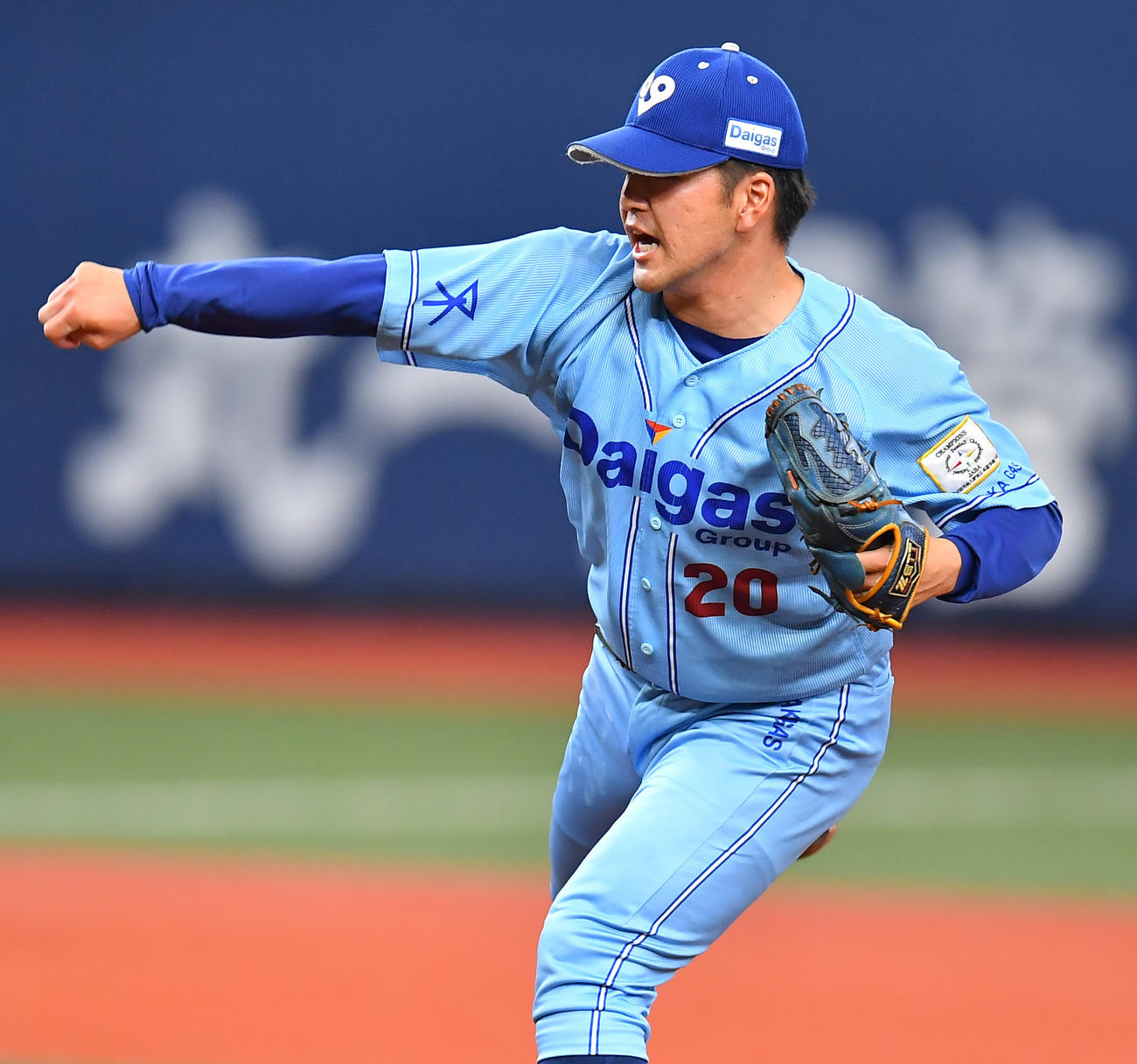 大阪ガス対東京ガス　5回東京ガス2死満塁、ピンチに2番手で登板した大阪ガスの河野は笹川を遊ゴロに抑える（撮影・清水貴仁）
