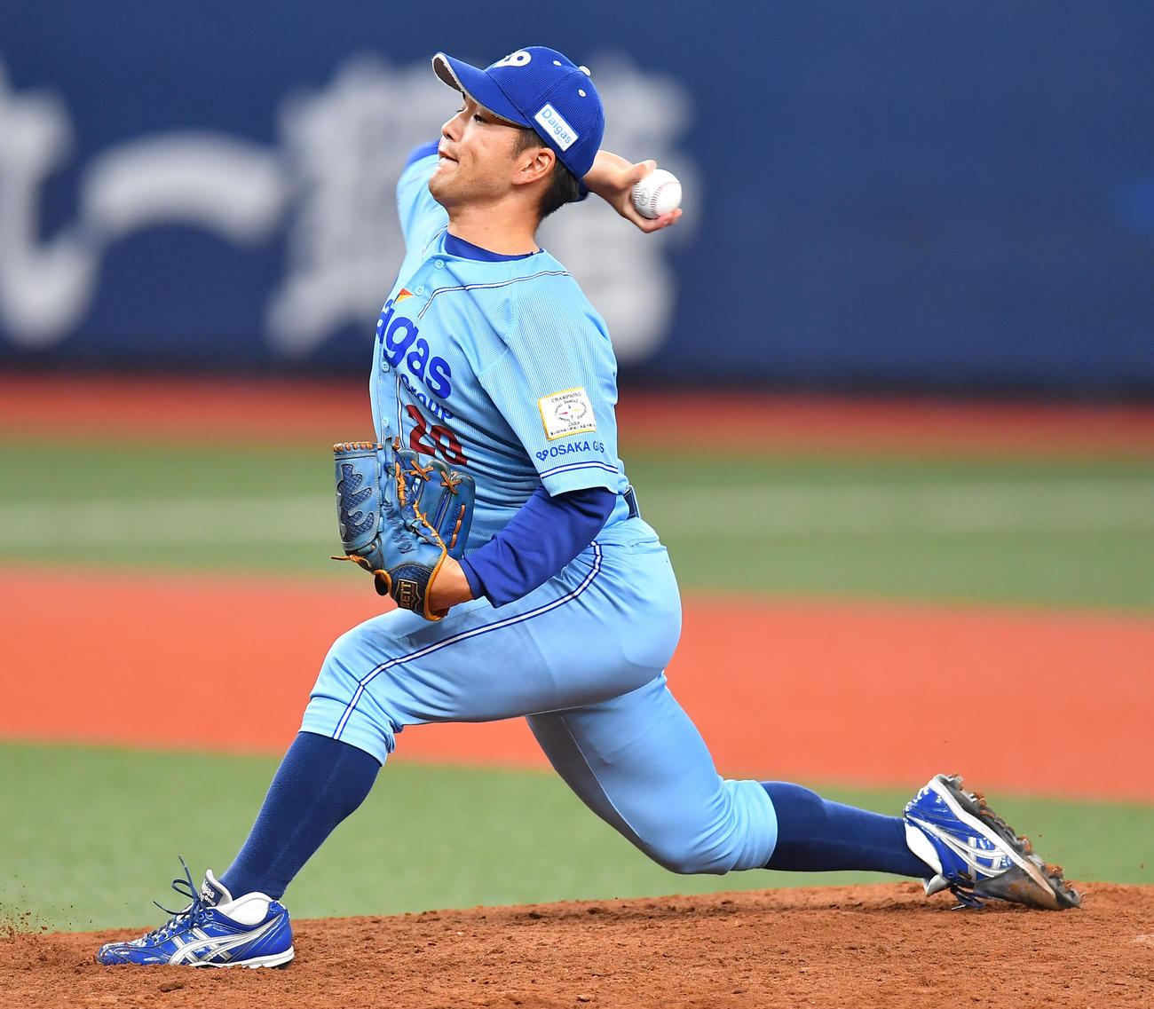 大阪ガス対東京ガス　5回東京ガス2死満塁、ピンチに2番手で登板した大阪ガスの河野は笹川を遊ゴロに抑える（撮影・清水貴仁）