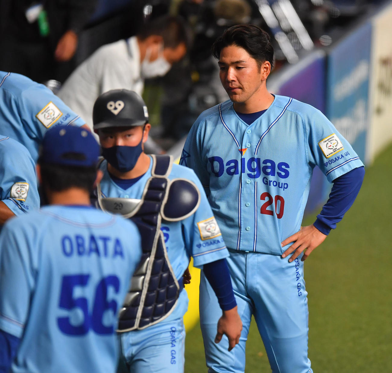 大阪ガス対東京ガス　1回戦敗退となりがっくりする大阪ガスの河野（右）（撮影・清水貴仁）