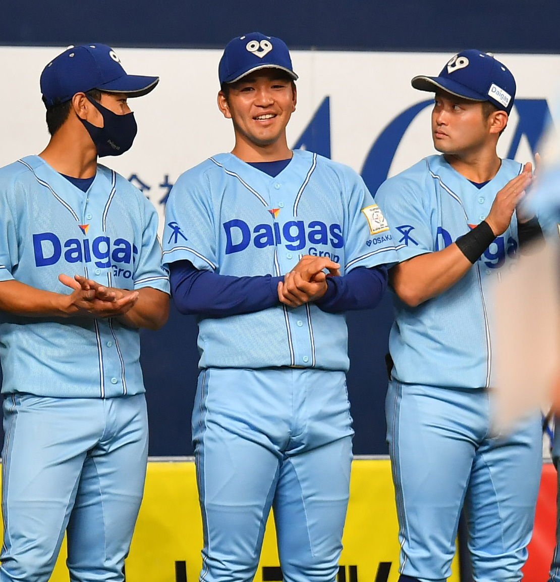 大阪ガス対東京ガス　試合前、整列する大阪ガスの河野（中央）（撮影・清水貴仁）