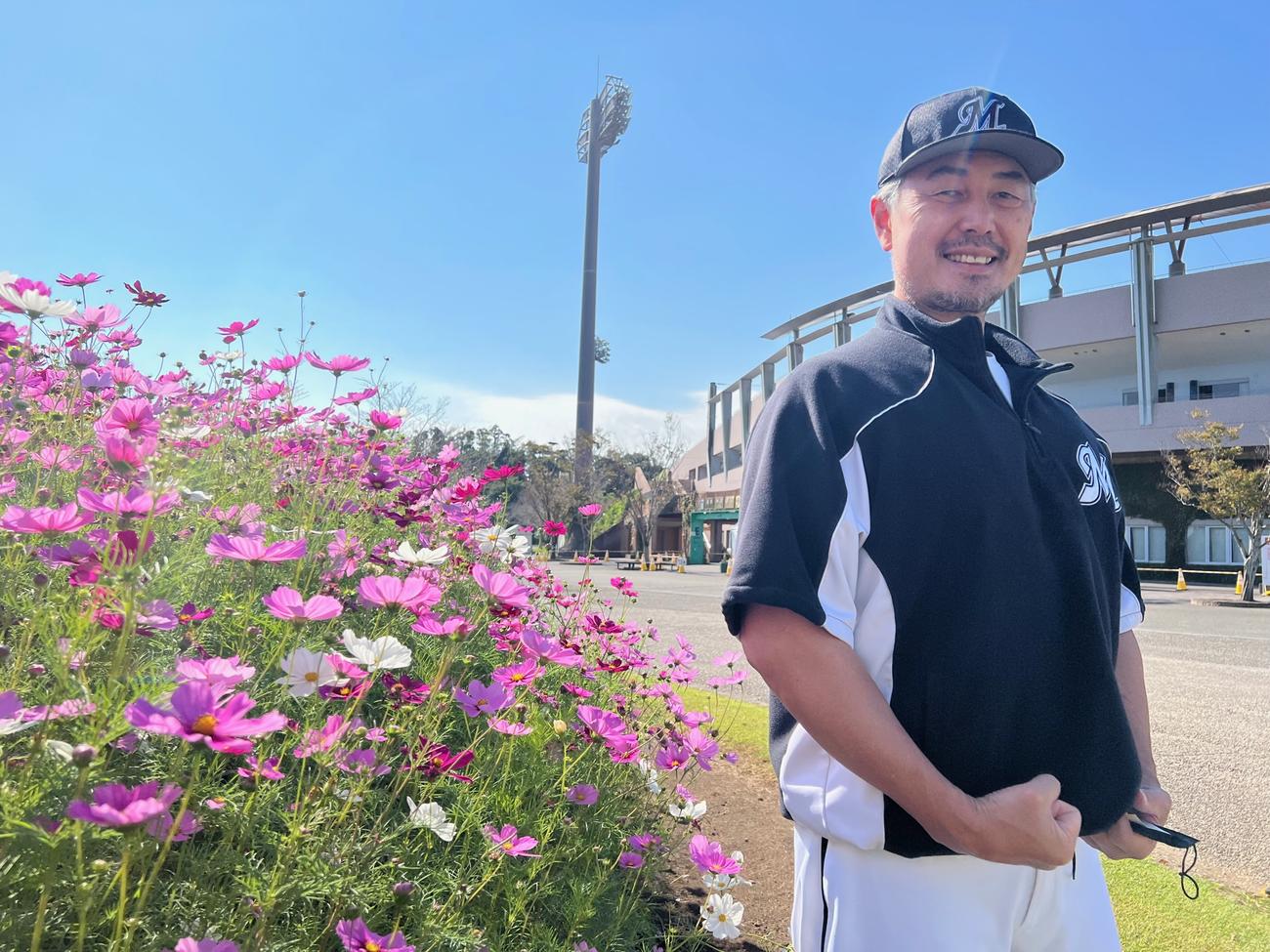 コスモスとの2ショットに「お花の似合う監督になれるかなぁ」とロッテ吉井監督（撮影・金子真仁）
