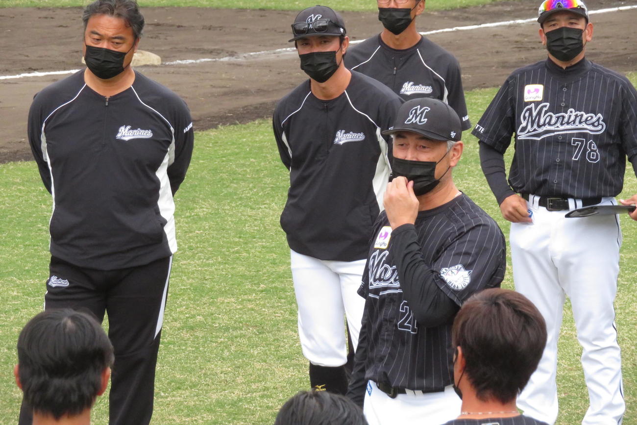 フェニックスリーグ最終日を終えミーティングを行うロッテ吉井監督（撮影・金子真仁）