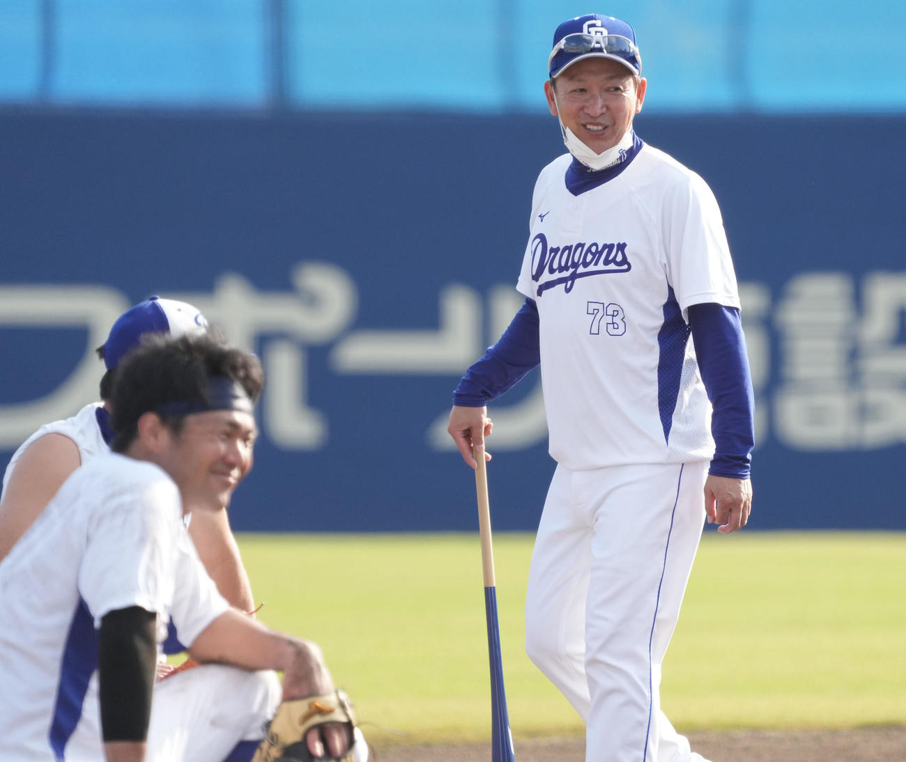 ナゴヤ球場での練習を明るい表情で見つめる立浪監督（22年10月23日撮影）