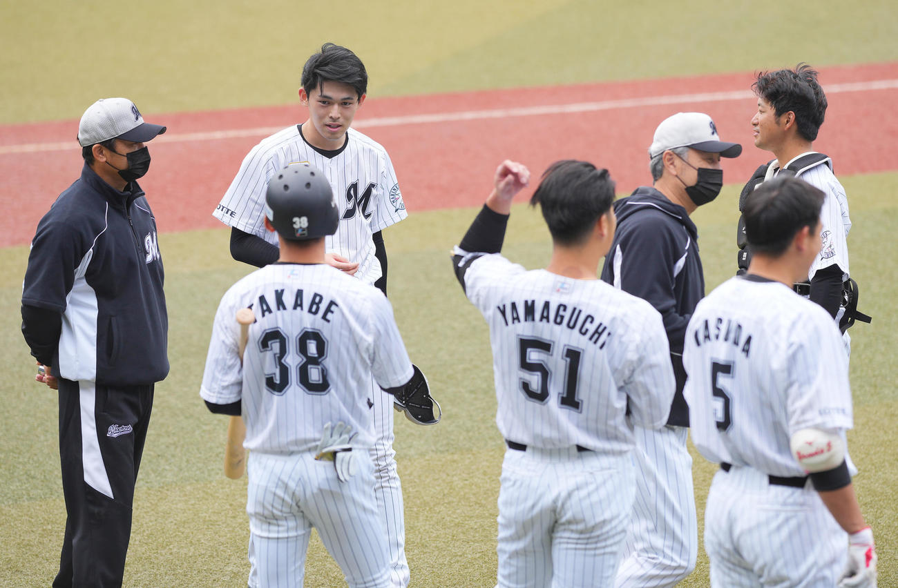 ライブBPで投球を終えたロッテ佐々木朗（左後方）は打者の高部（手前左）、山口（同中央）、安田らに笑顔を見せる（撮影・垰建太）