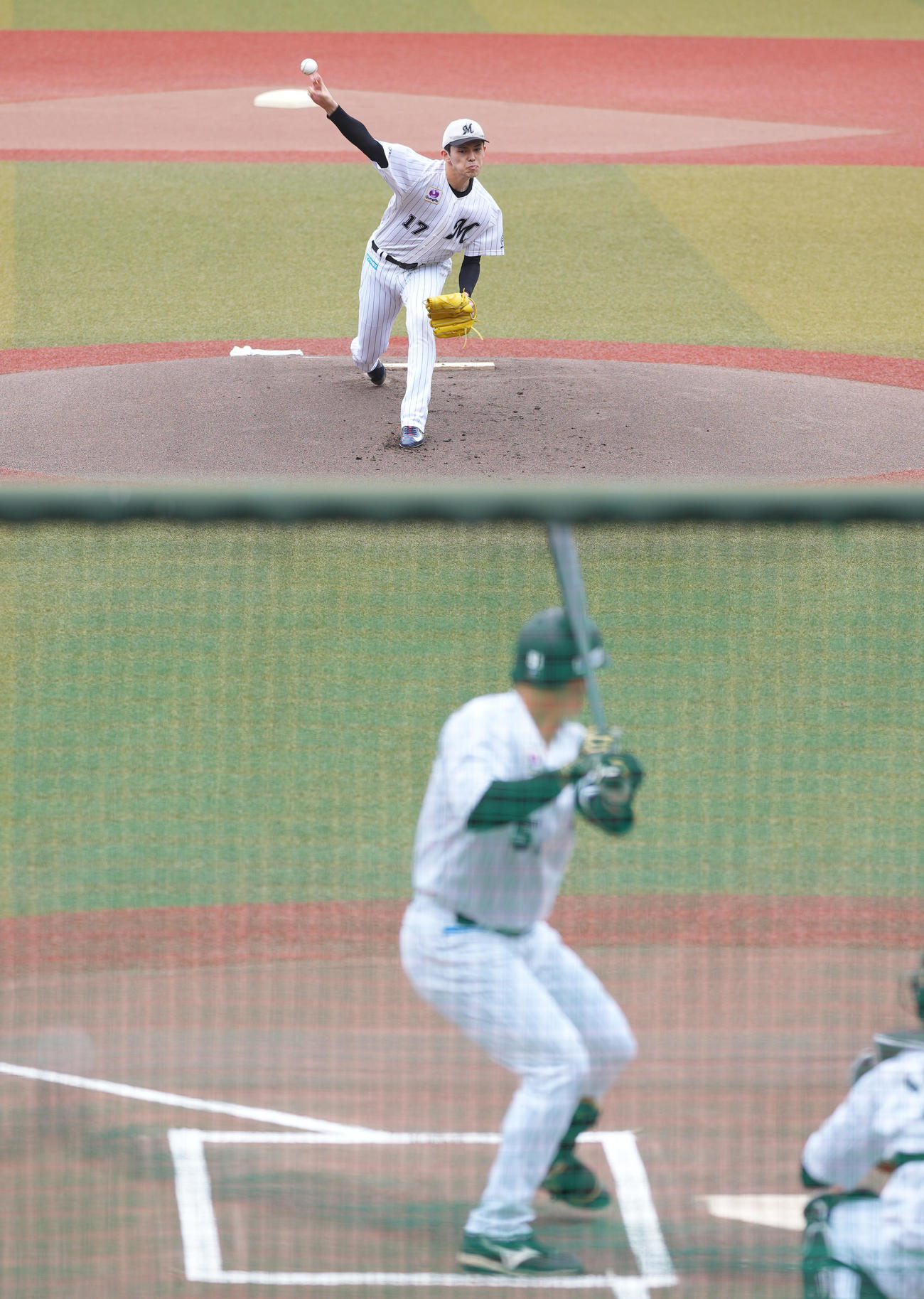ライブBPで投球するロッテ佐々木朗希。打者山口（撮影・垰建太）