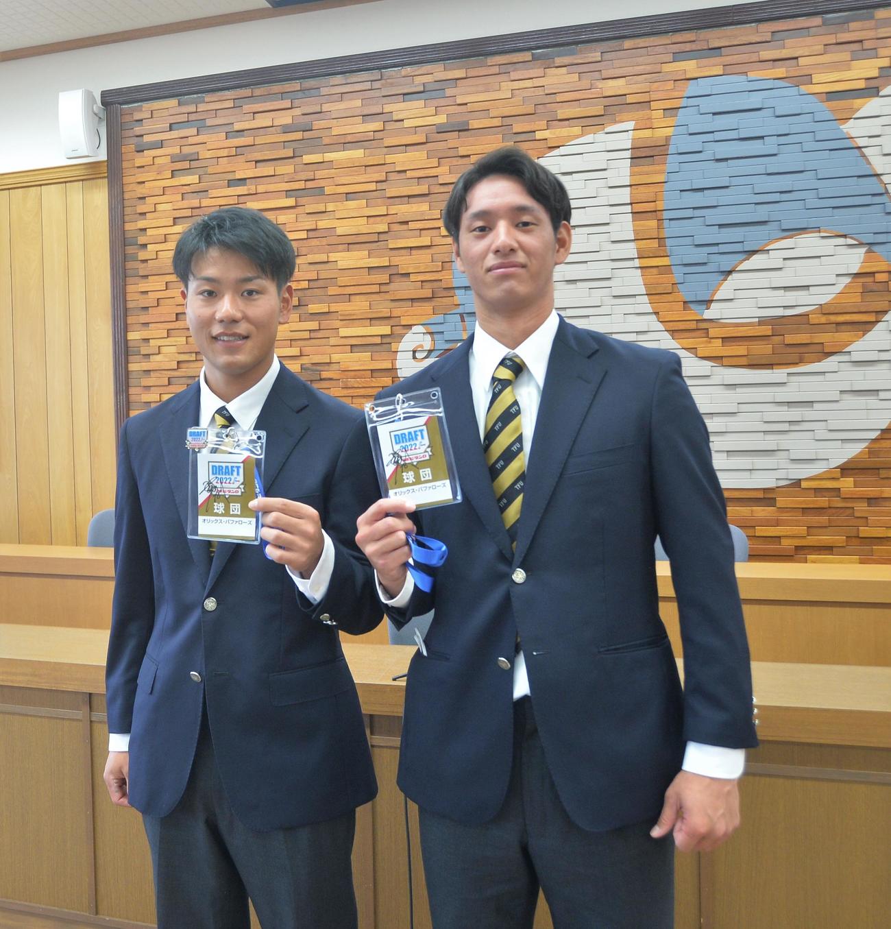 指名あいさつを終えたオリックス4位の東北福祉大・杉沢（左）と同育成3位の入山（撮影・佐藤究）