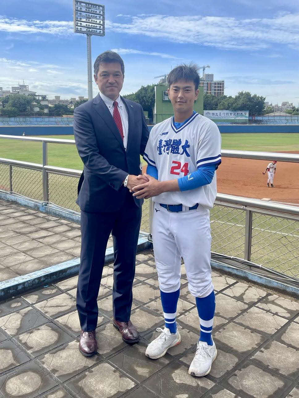 楽天から育成4位で指名され、山田潤スカウト（左）から指名あいさつを受けた国立台湾運動大・永田颯太郎内野手（楽天野球団提供）