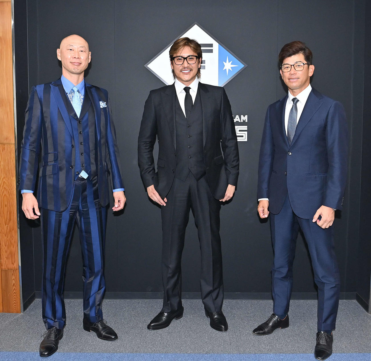 新コーチ就任会見に臨んだ日本ハム首脳陣。左から森本1軍外野守備走塁コーチ、新庄監督、建山1軍投手コーチ（代表撮影）