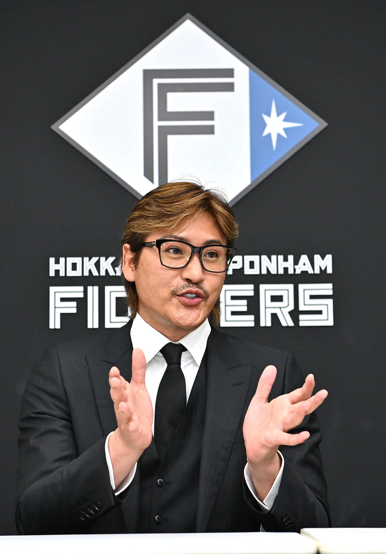 新コーチ就任会見に臨んだ日本ハム新庄監督（代表撮影）