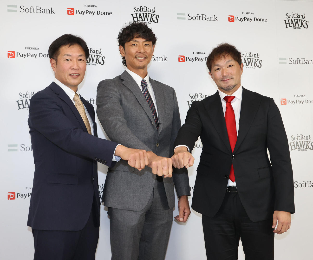 就任会見を行った左から清水将海コーチ4軍バッテリーコーチ、斉藤和巳1軍投手コーチ・寺原隼人3軍投手コーチ（撮影・梅根麻紀）