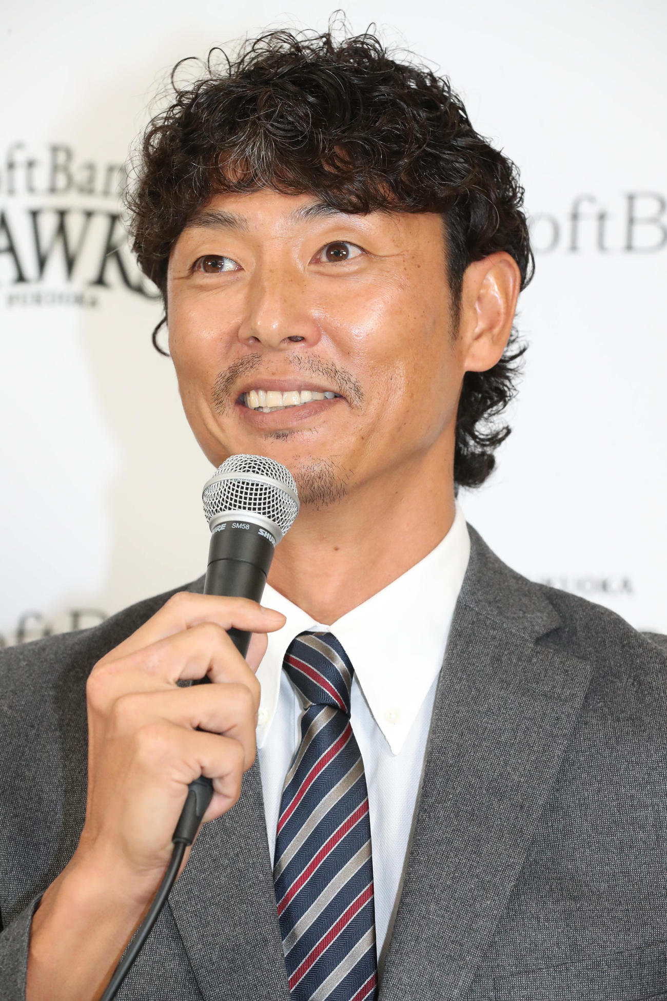 目標はと聞かれ「今、流行のアレで」と報道陣の笑いを誘う斉藤和巳1軍投手コーチ（撮影・梅根麻紀）