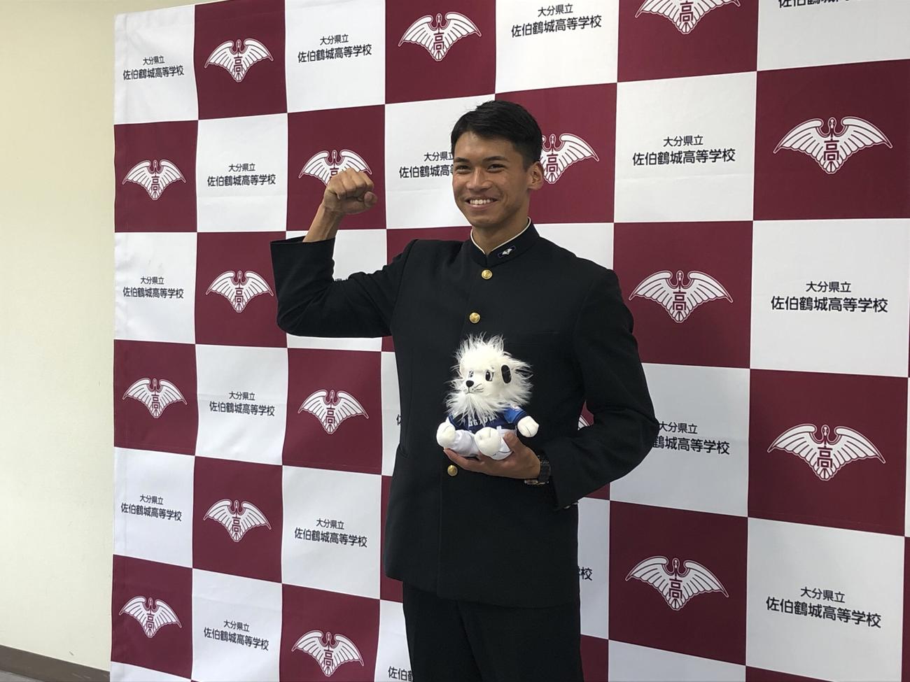 笑顔でガッツポーズをする佐伯鶴城・古川（球団提供）
