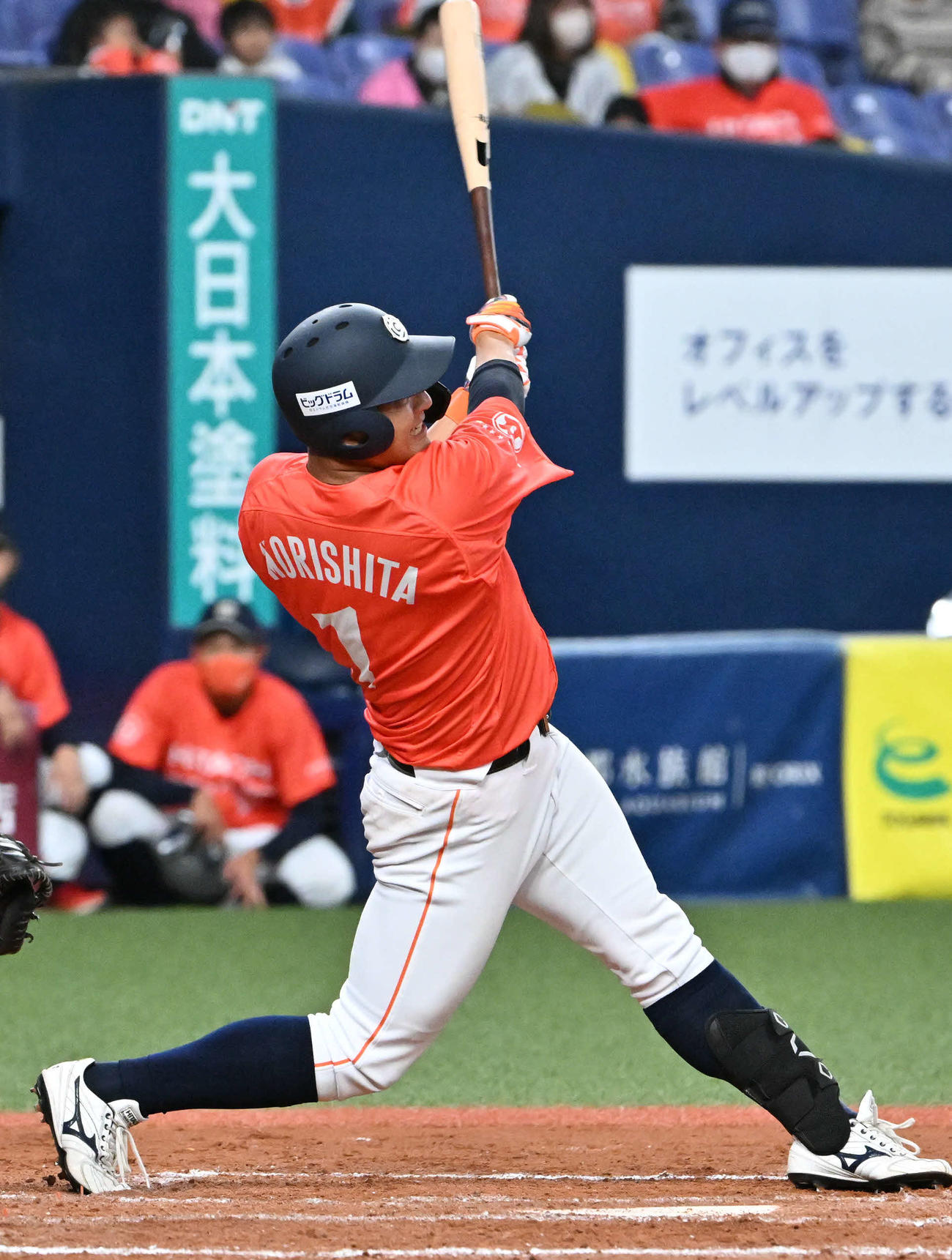 JR九州対日立製作所　7回裏日立製作所、1死満塁、日立製作所・森下は勝ち越し右適時打を放つ（撮影・石井愛子）＝京セラドーム大阪、年11月1日