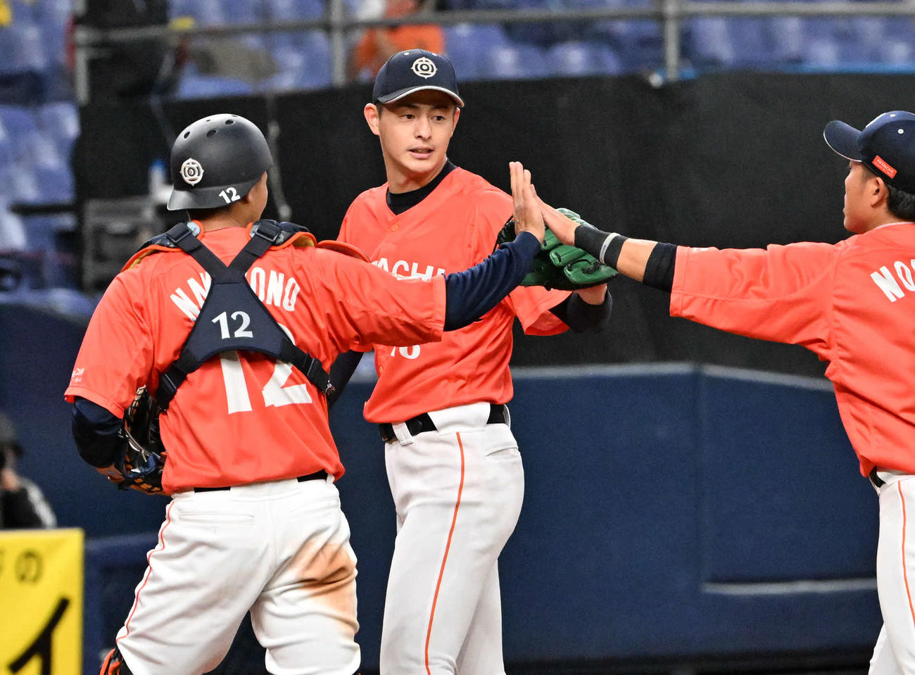 JR九州対日立製作所　9回表、田川賢吾（中央）はJR九州に勝ちナインとハイタッチする(撮影・石井愛子）＝京セラドーム大阪、2022年11月1日
