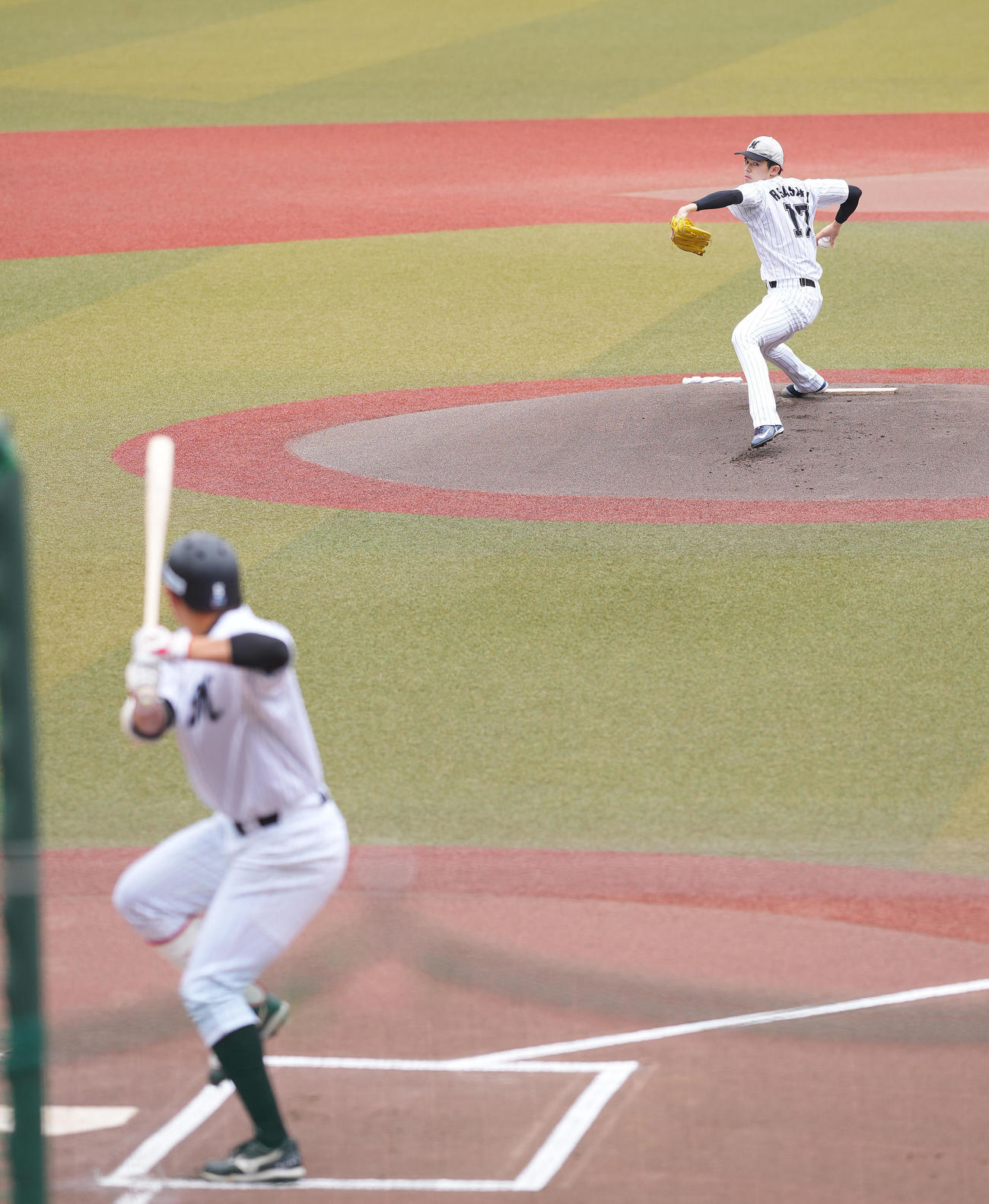 ライブBPで投球するロッテ佐々木朗希。打者安田（撮影・垰建太）