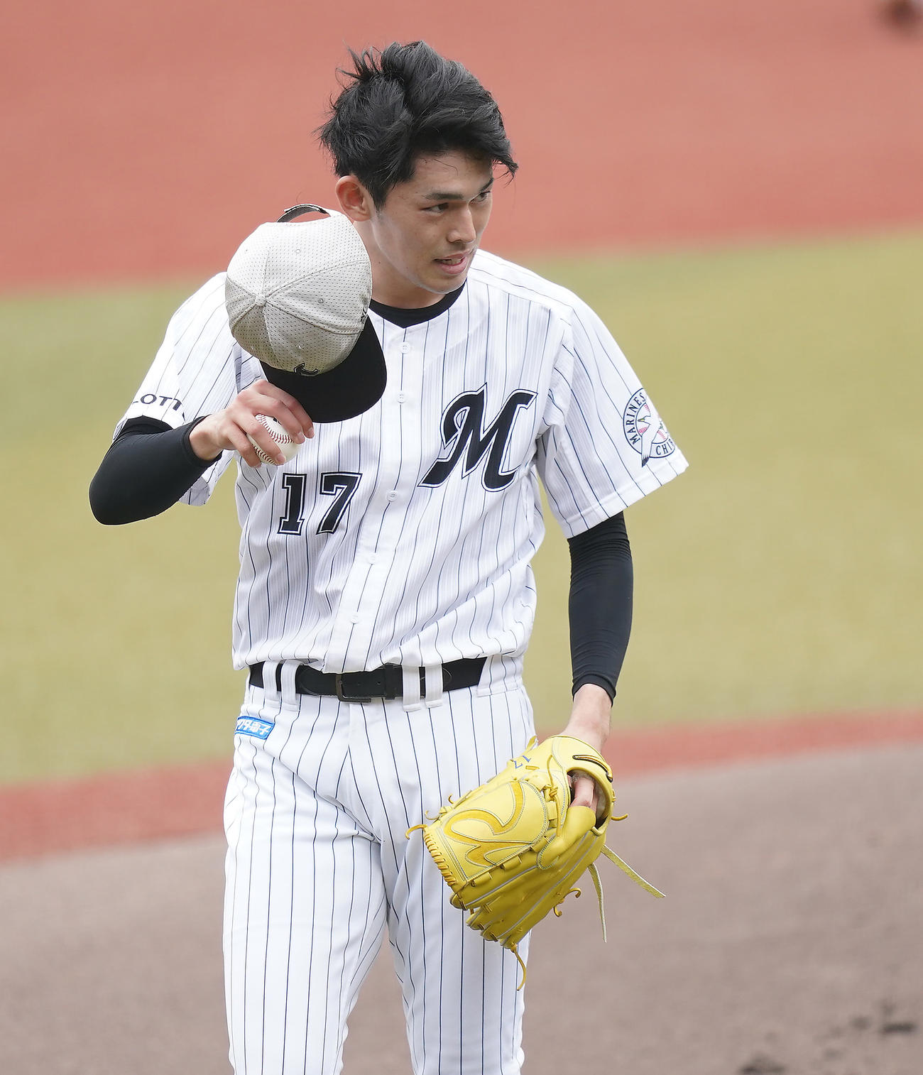 ライブBPで投球を終えたロッテ佐々木朗希は帽子をとりあいさつする（撮影・垰建太）
