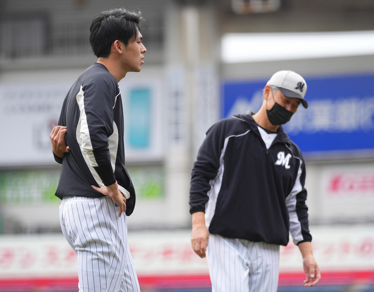 ロッテ佐々木朗（左）は吉井理人監督と言葉を交わす（撮影・垰建太）