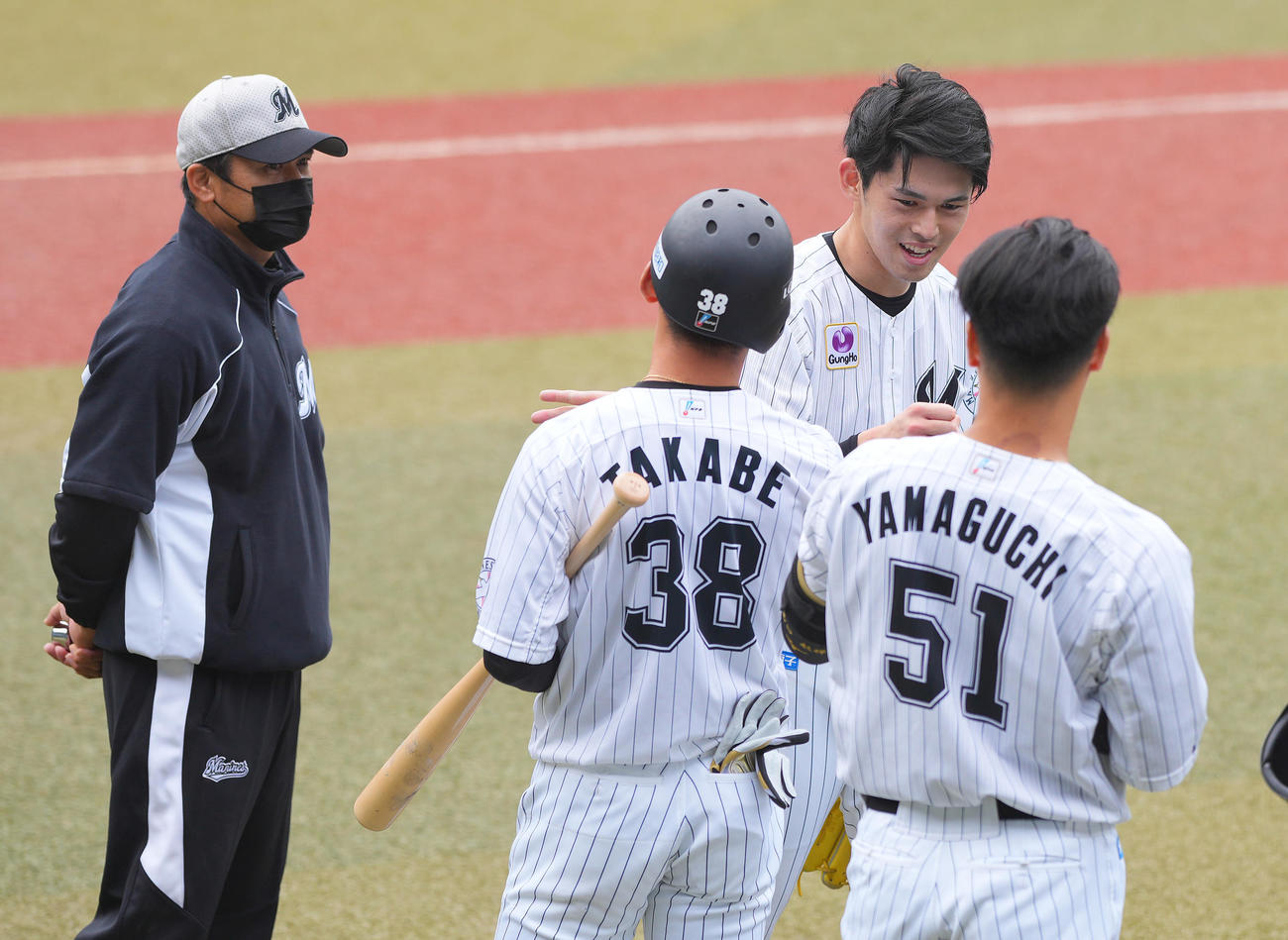 ライブBPで投球を終えたロッテ佐々木朗（右奥）は打者の高部（手前左）、山口らと笑顔でグータッチを交わす（撮影・垰建太）