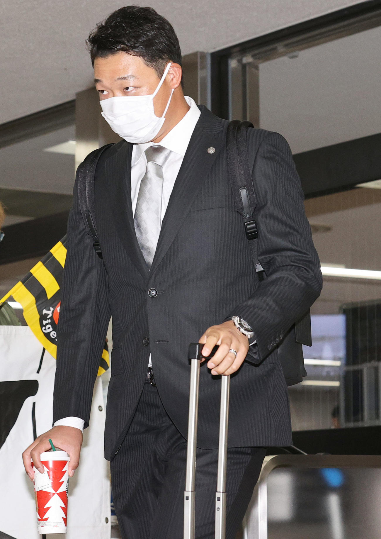 高知龍馬空港に到着し、歓迎を受ける阪神大山（撮影・上山淳一）