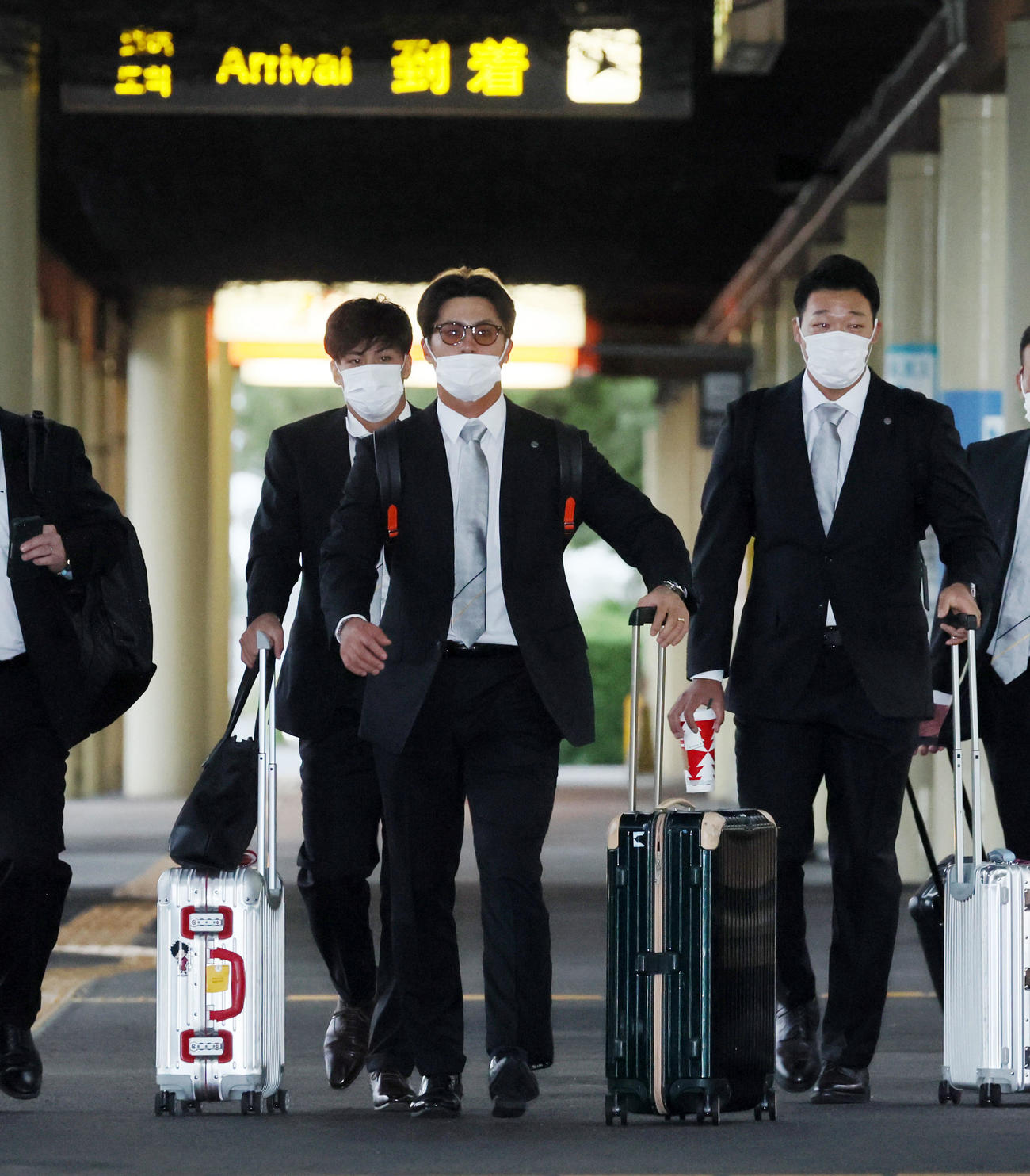 高知に到着した左から、植田、板山、大山（撮影・加藤哉）