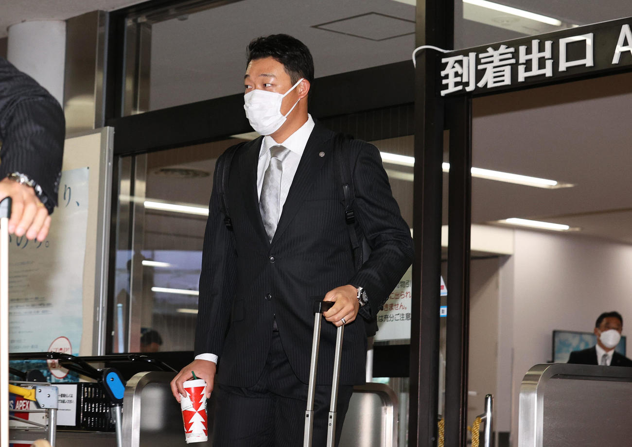高知龍馬空港に到着し、歓迎を受ける阪神大山（撮影・上山淳一）