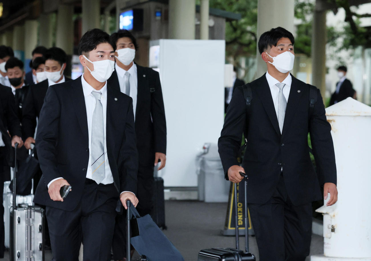 高知に到着した左から豊田、岡留（撮影・加藤哉）