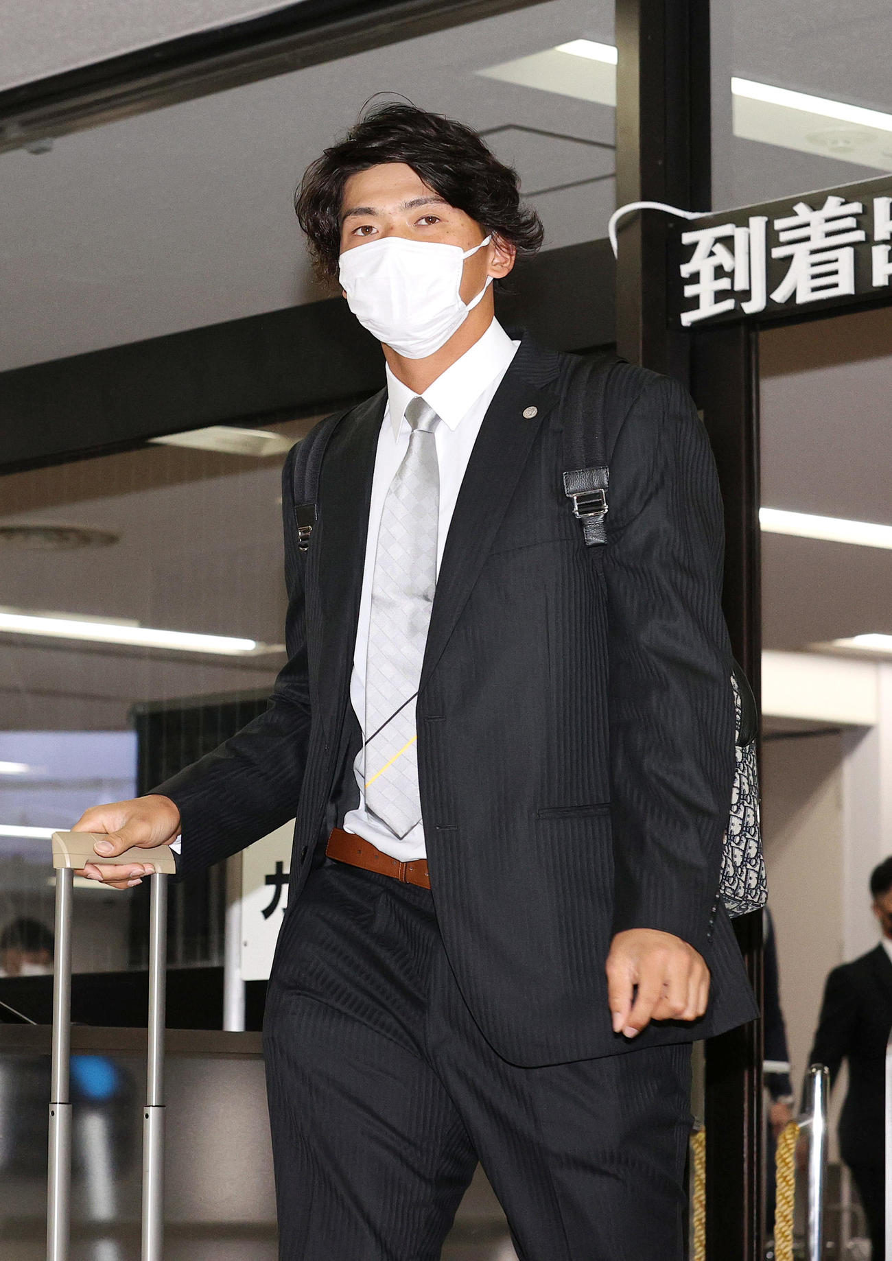 高知入りする阪神井上（撮影・上山淳一）