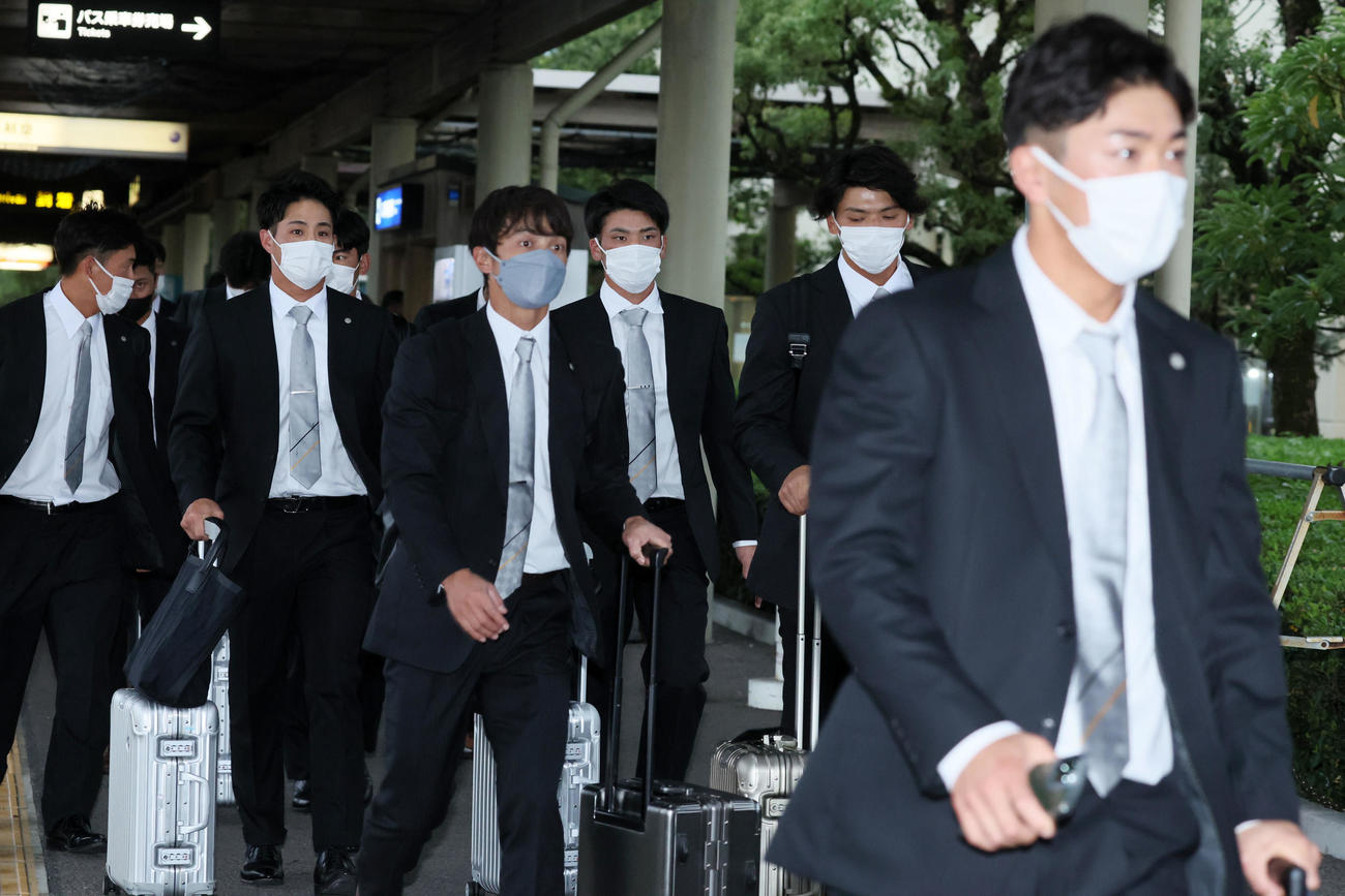 高知に到着した左から、木浪、熊谷、高寺、井上（撮影・加藤哉）