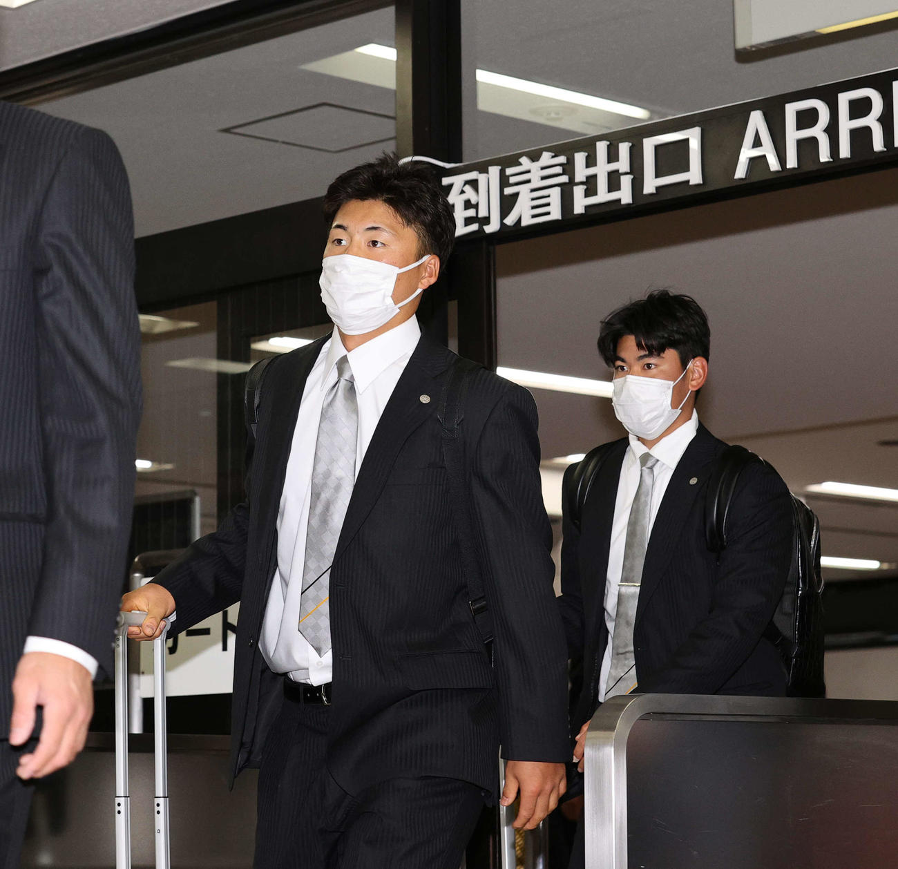 高知入りした、左から阪神前川、鈴木（撮影・上山淳一）