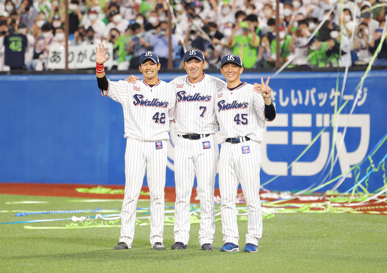 引退セレモニーであいさつを終え、場内一周で写真に納まるヤクルトの、左から坂口、内川、嶋（2022年10月3日撮影）