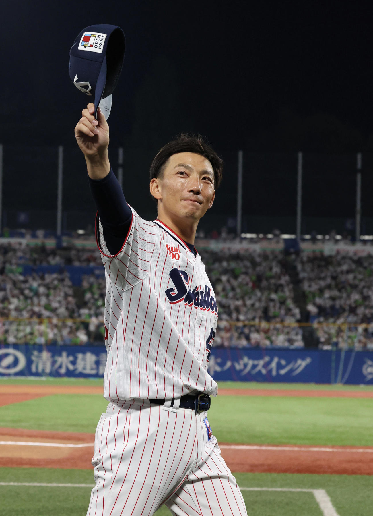 ヤクルト対DeNA　引退セレモニー後、場内一周する嶋（撮影・狩俣裕三）