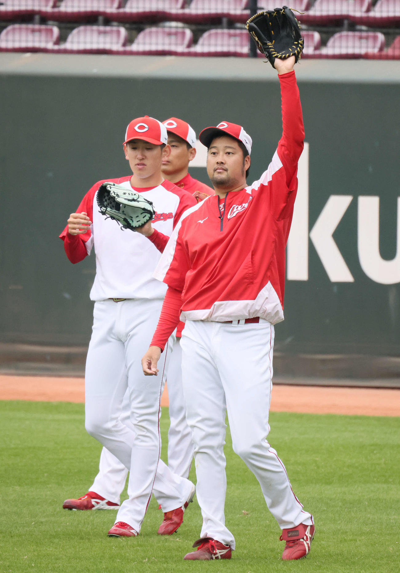 広島秋季練習　ノックを受ける中崎。左は遠藤（撮影・加藤孝規）