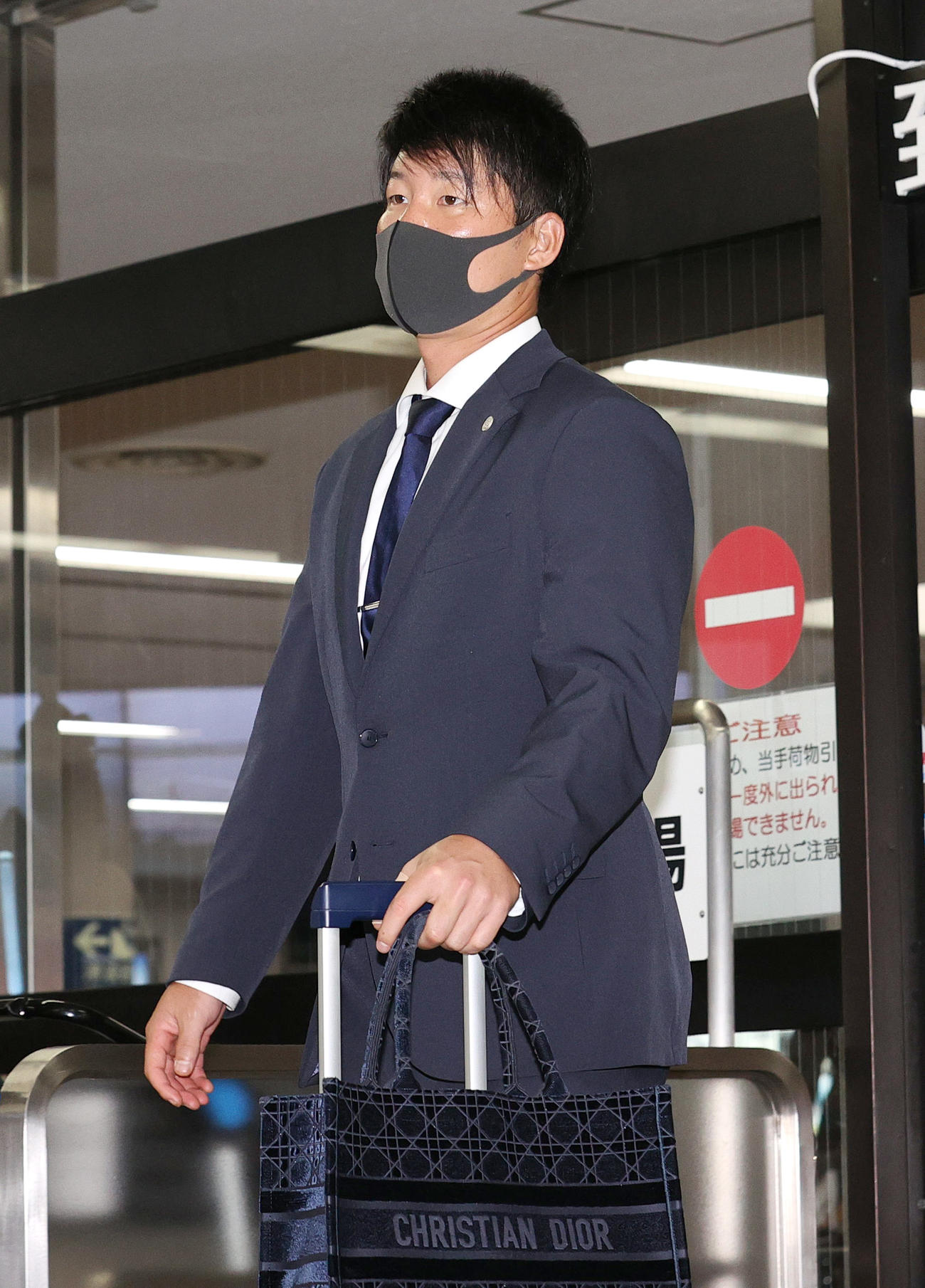 高知入りした阪神渡辺諒（撮影・上山淳一）