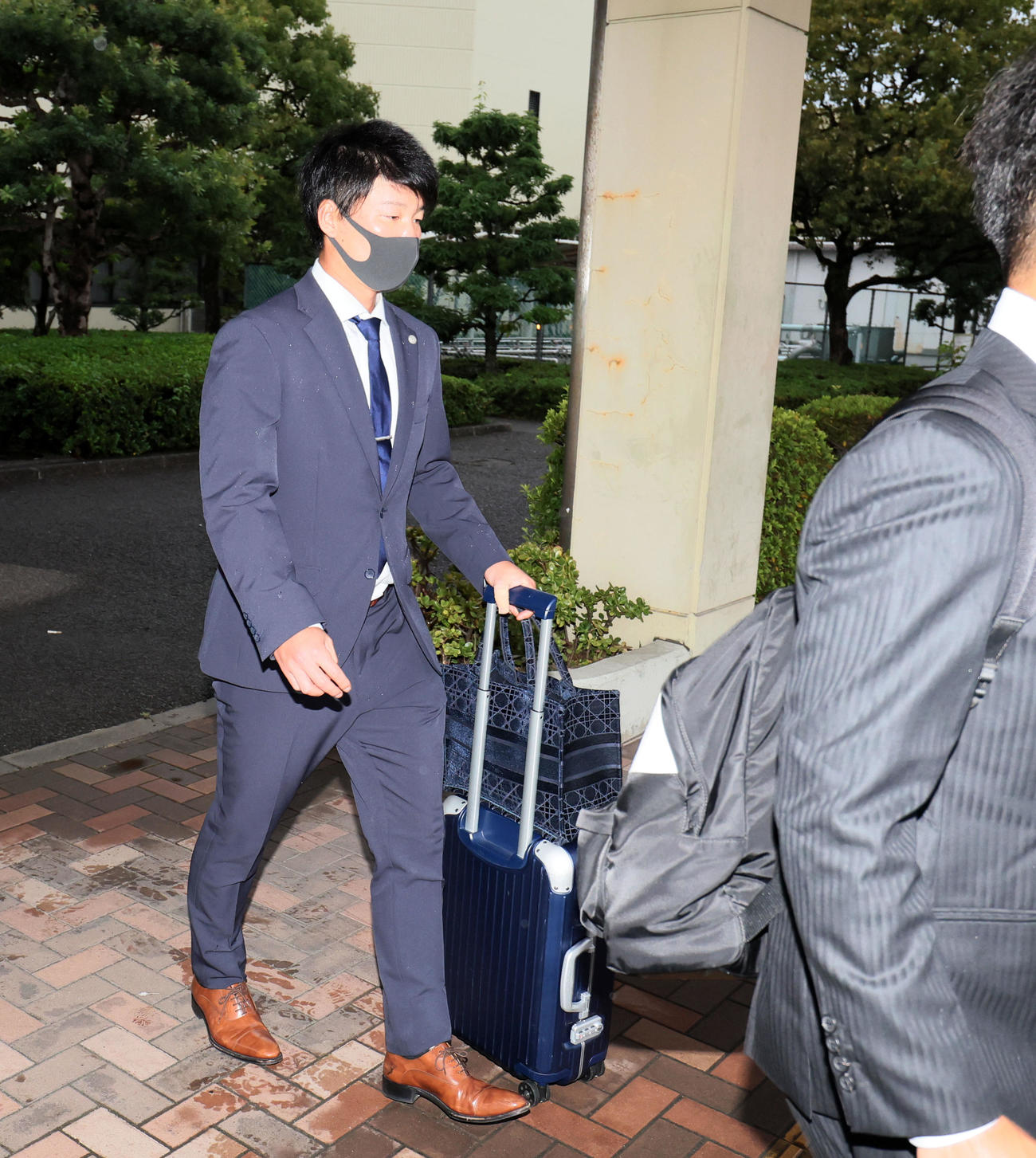 高知に到着した渡辺諒（撮影・加藤哉）