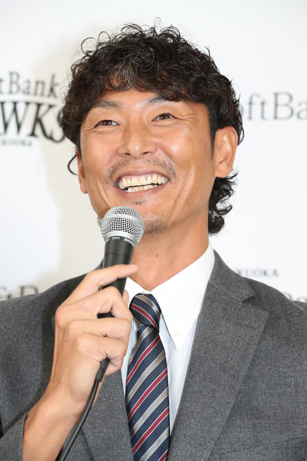 目標はと聞かれ「今、流行のアレで」と報道陣の笑いを誘う斉藤コーチ（撮影・梅根麻紀）
