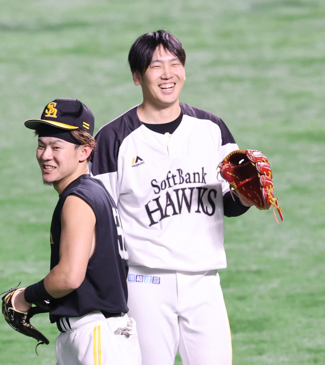 キャッチボールで調整する石川は、牧原大（左）らと笑顔を見せる（撮影・梅根麻紀）