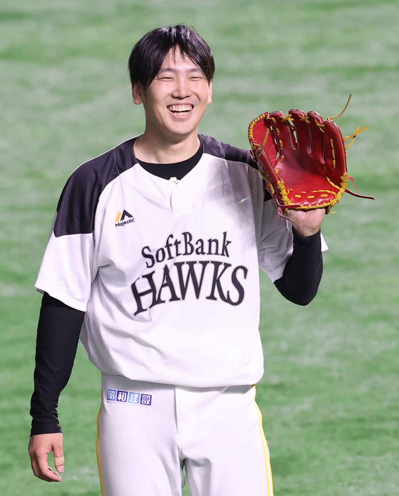 キャッチボールで調整する石川柊太は笑顔（撮影・梅根麻紀）