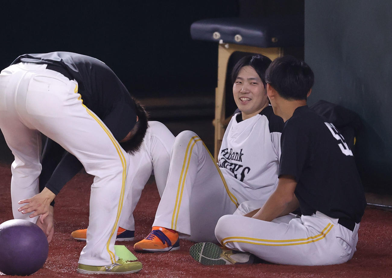 泉圭輔と話をする石川柊太、左は津森（撮影・梅根麻紀）