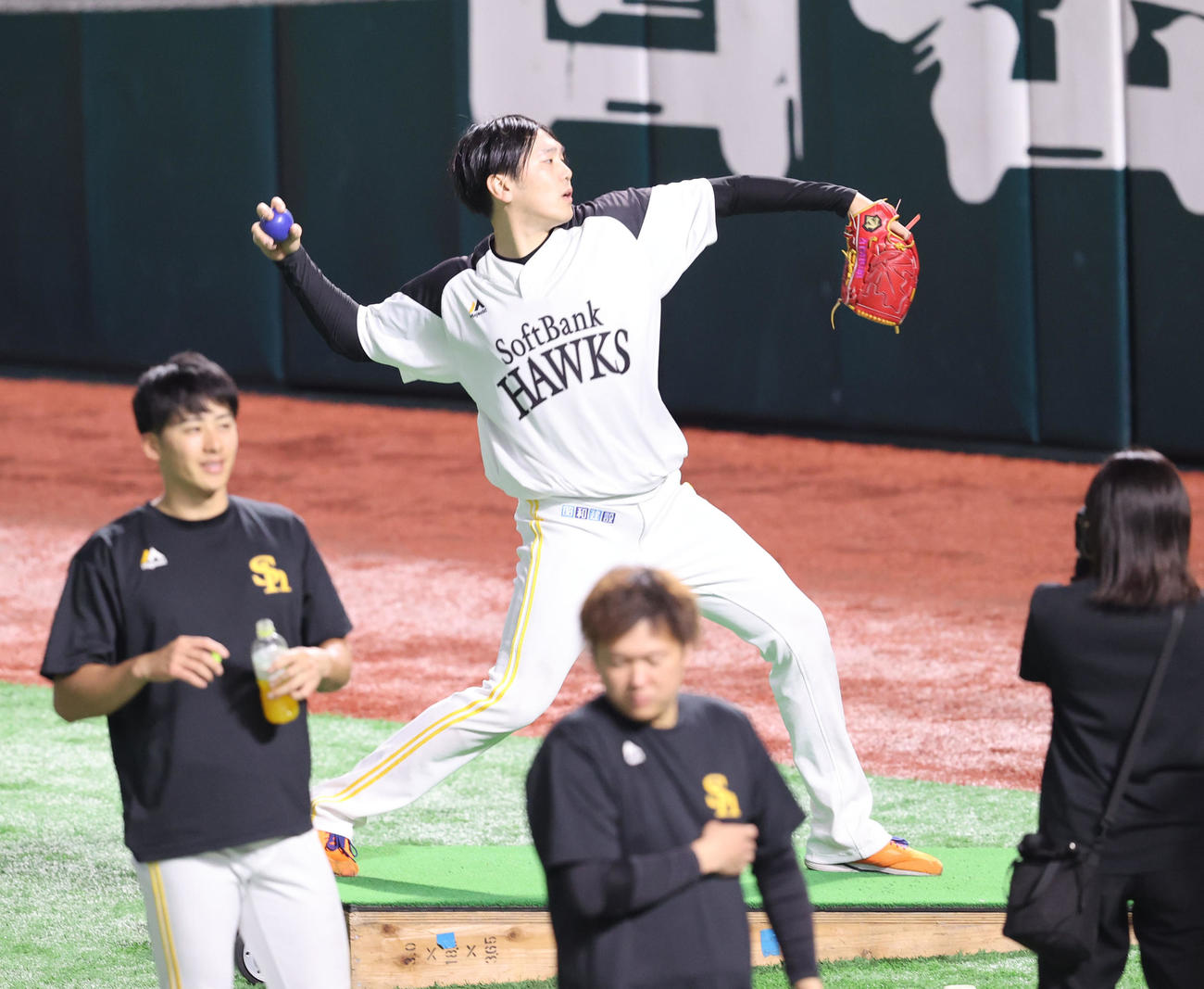 キャッチボールの前、壁にボールを当てる石川柊太（撮影・梅根麻紀）