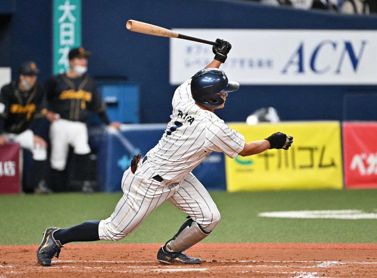 鷺宮製作所戦の4回、NTT東日本・平良は小孫から左前打を放つ（撮影・石井愛子）