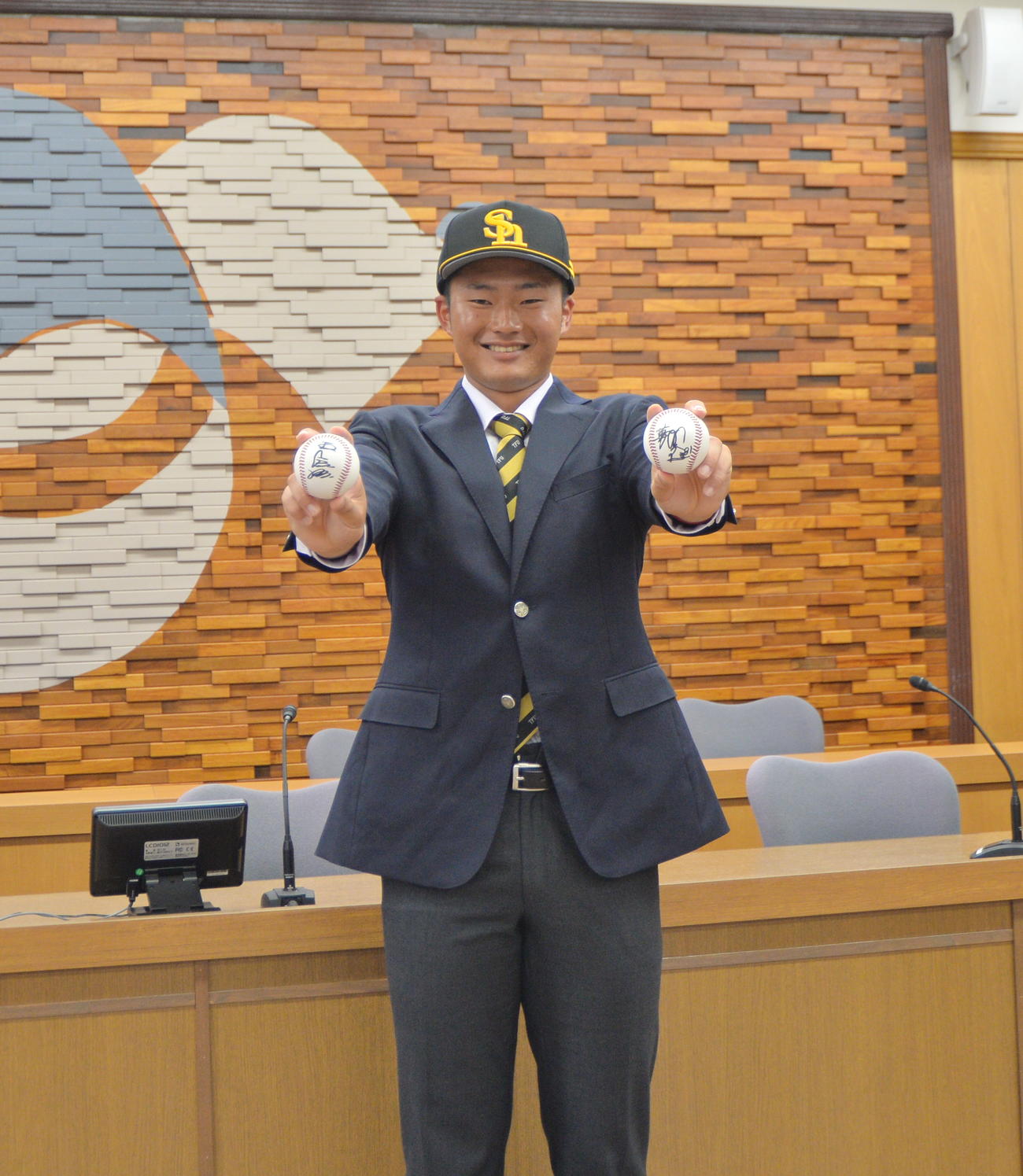 ソフトバンク王球団会長（左）と藤本監督のサインボールを手に笑顔を見せる東北福祉大・甲斐（撮影・濱本神威）