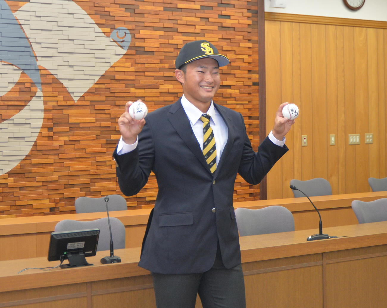 ソフトバンク王球団会長（左）と藤本監督のサインボールを手に笑顔を見せる東北福祉大・甲斐（撮影・濱本神威）