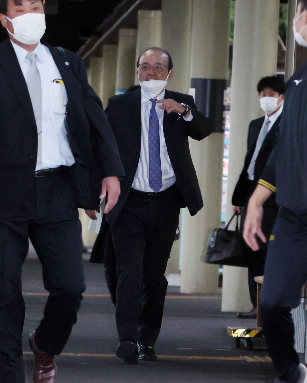 高知に到着した阪神岡田監督（撮影・加藤哉）