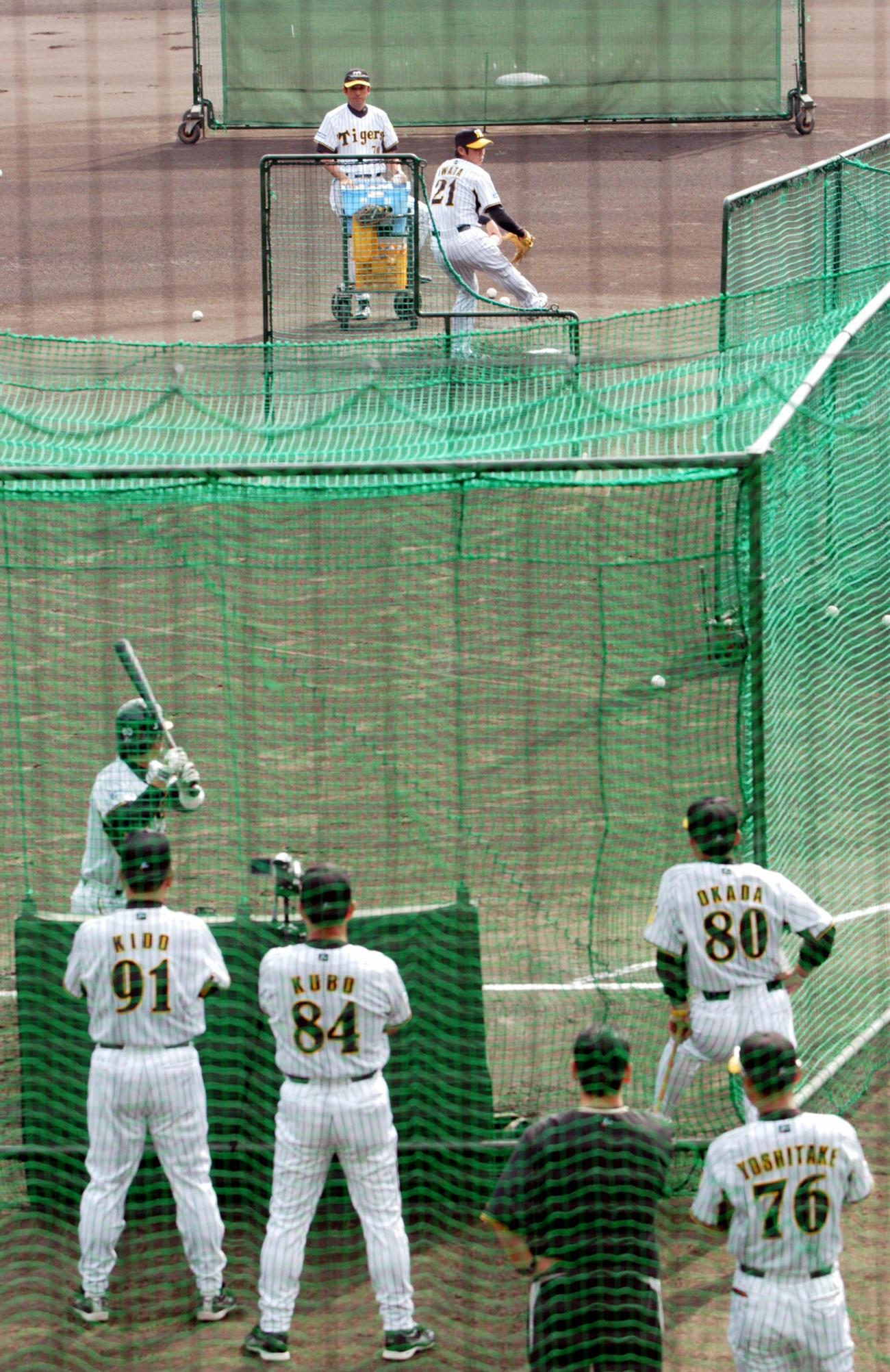 07年の秋季キャンプでフリー打撃に登板した岩田を見つめる阪神岡田監督（右）ら
