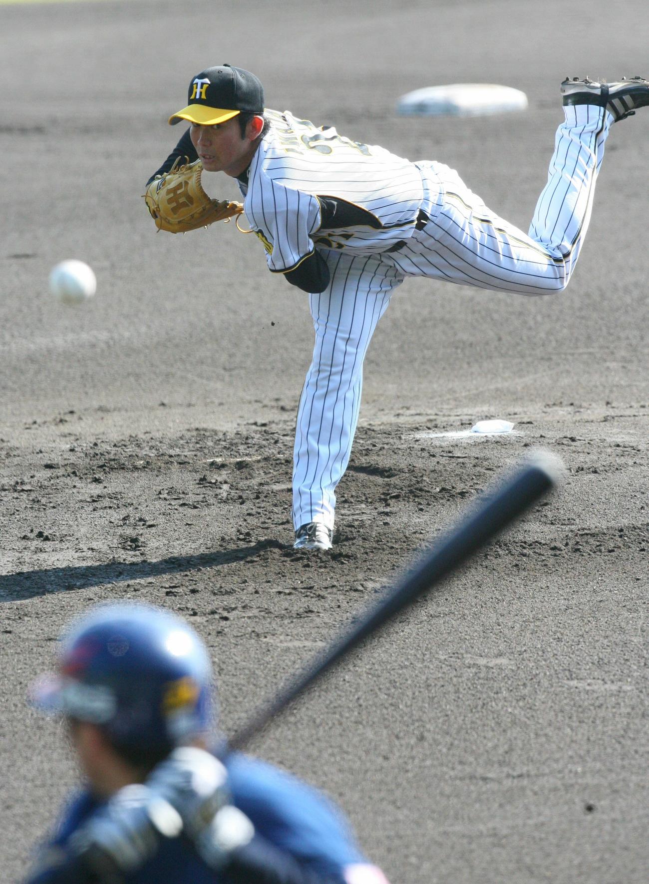 07年の秋季キャンプで、オリックスとの練習試合に登板した阪神岩田
