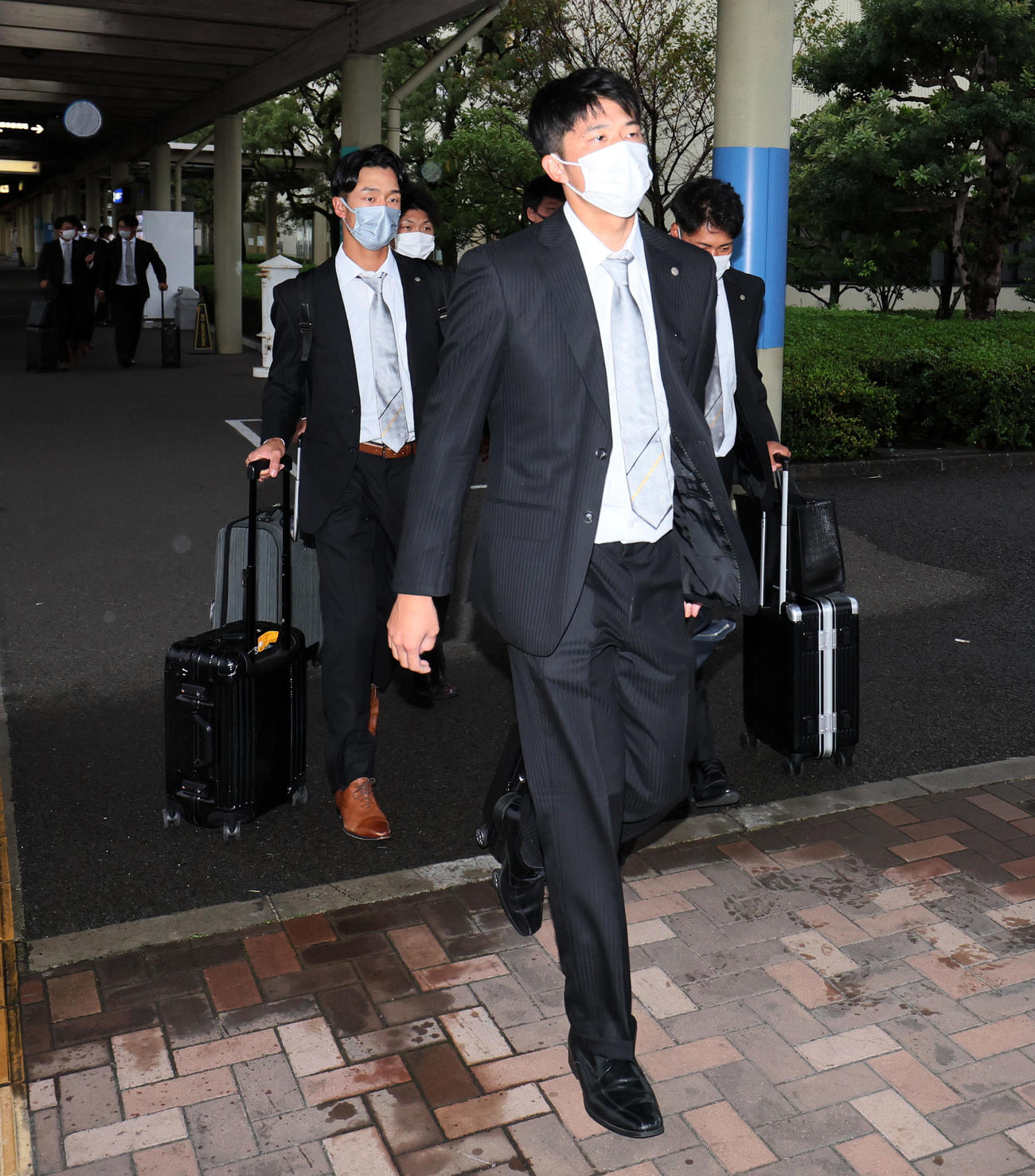 高知に到着した左から小幡、才木（撮影・加藤哉）
