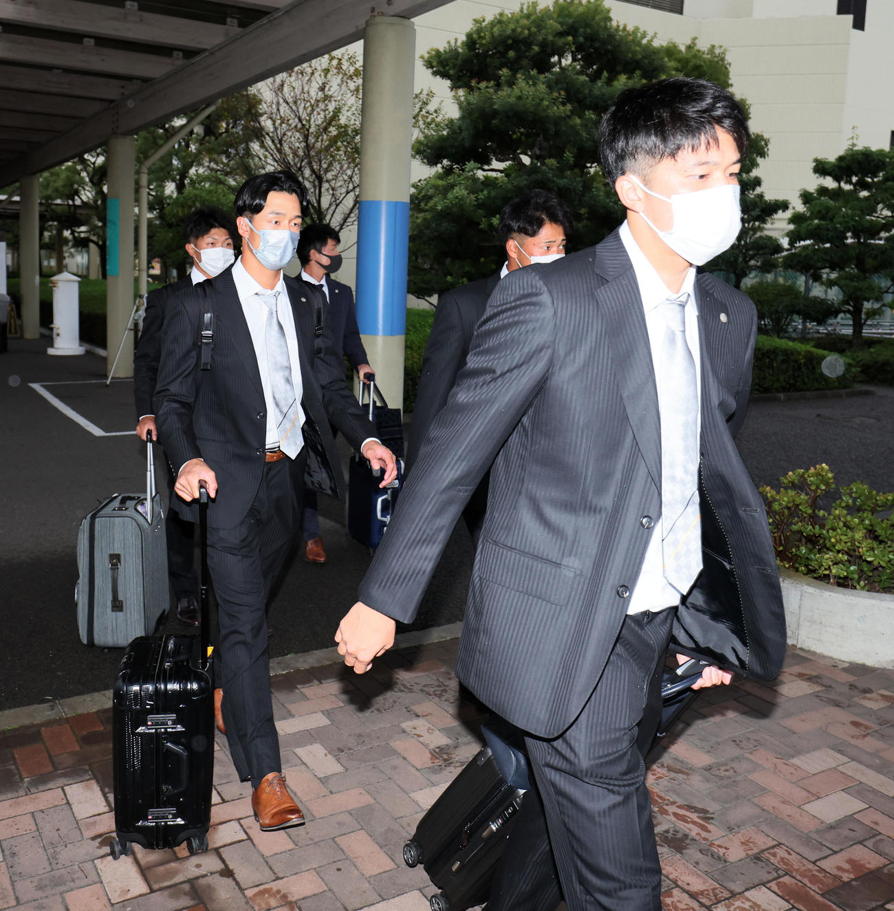 高知に到着した左から島田、小幡、才木（撮影・加藤哉）