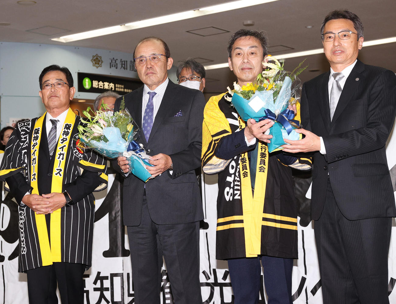 阪神岡田監督（左から2人目）は高知龍馬空港に到着し、歓迎を受ける。左から安芸市長の横井氏、1人おいて、高知県副知事の井上氏、百北社長（撮影・上山淳一）