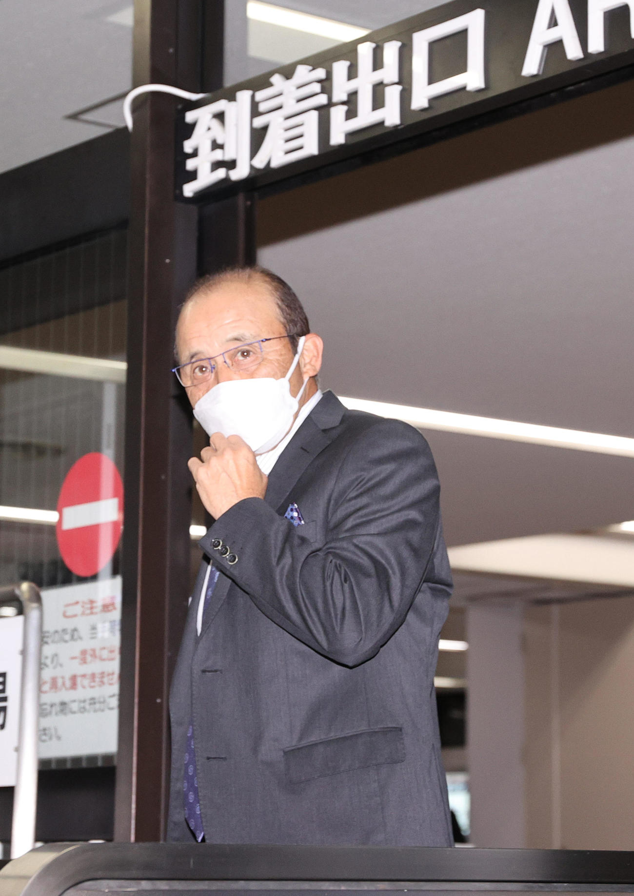 高知龍馬空港に到着した阪神岡田監督（撮影・上山淳一）