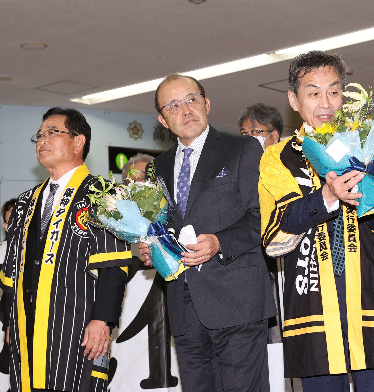 高知龍馬空港に到着し歓迎を受ける阪神岡田監督。左は横井安芸市長、右は高知県井上副知事（撮影・上山淳一）